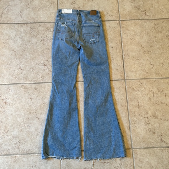 NWT American Eagle super high rise flare distressed jeans. Size 4. - Picture 4 of 5